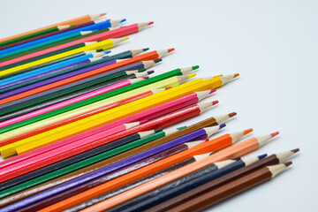다양한 색상의 색연필을 한 방향으로 나열된 모습 