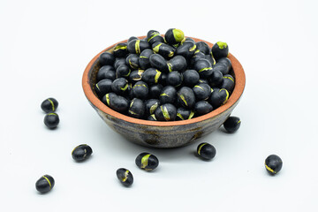 접시에 담긴 여러개의 건강한 검은 콩들