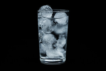 유리잔에 담긴 시원한 물과 얼음 