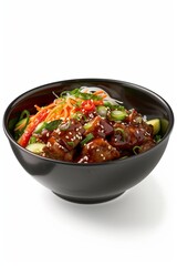 Poke-Bowl sur fond blanc, riz, thon, saumon, avocat, maïs, légumes frais et nourriture saine. sur fond blanc