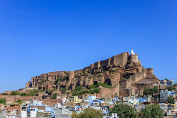 Obraz premium ジョードプル町並みとメヘラーンガル城塞