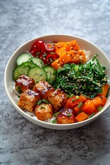 Poke-Bowl sur fond blanc, riz, thon, saumon, avocat, maïs, légumes frais et nourriture saine. sur fond blanc