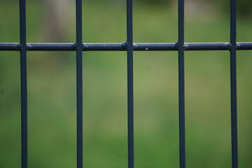 Ogrodzenie panelowe z bliskiej odległości. Makro ujęcie na metalową konstrukcję. © Adam