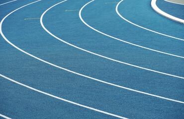Blaue Tartanbahn mit Laufbahnen