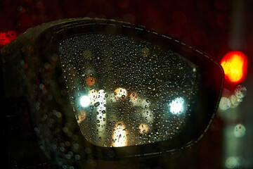 激しい雨音の風景と夜の光