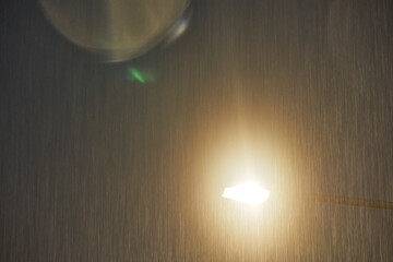 激しい雨音の風景と夜の光