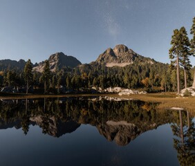 Obraz premium Mountain lake mirroring starry sky