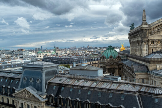 vue des toits de Paris un jour orageux en France