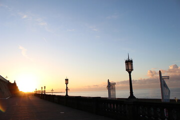 석양지는 영국 브라이튼 해변가