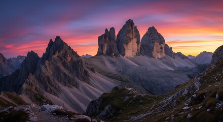 夕焼けに染まる雄大な山々、壮麗なシルエットが際立つ絶景