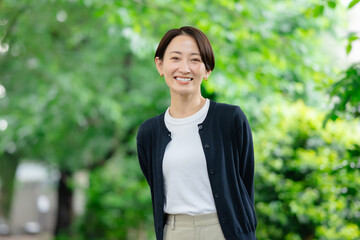 さわやかな新緑の中の女性