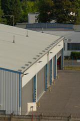 Obraz premium A spacious warehouse featuring an eyecatching white roof complemented by stylish blue trim, creating a visually appealing structure