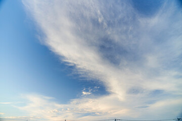 日常の空、電線が切り取る黄昏の情景