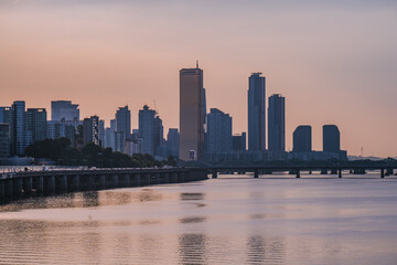 Fototapeta premium Yeouido, the financial district of Seoul, Korea, and the surrounding city scenery taken during the summer sunset