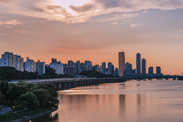 Fototapeta premium Yeouido, the financial district of Seoul, Korea, and the surrounding city scenery taken during the summer sunset