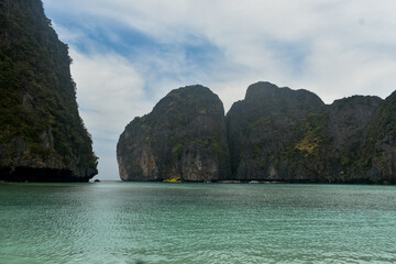Obraz premium Iconic Maya Bay, Thailand: pristine beach, emerald sea, dramatic limestone cliffs.