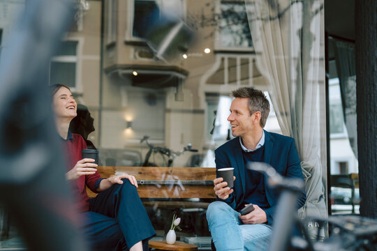 Two people having a business conversation at a caf� outdoors