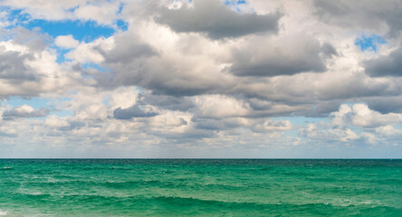 Obraz premium Sea sunrise on ocean beach. Sunset seascape at summer vacation. Horizon with sea cloudy sky. Calm horizon at sea. Romantic summer vacation seascape. Seascape horizon paradise