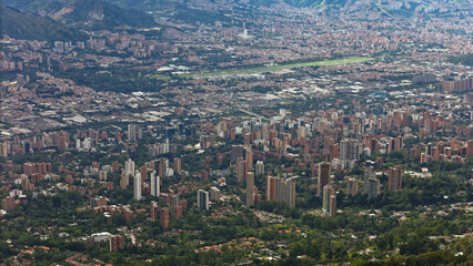 Obraz premium Foto aérea tomada en el alto de las Palmas, cerca a Medellín y Envigado, donde se observa el sur del Valle de Aburrá.
