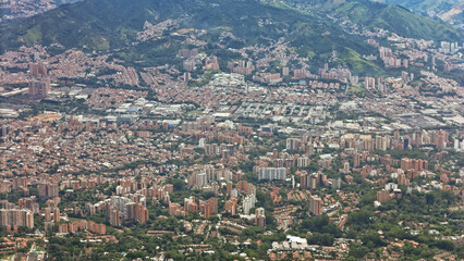 Naklejka premium Foto aérea tomada en el alto de las Palmas, cerca a Medellín y Envigado, donde se observa el sur del Valle de Aburrá.