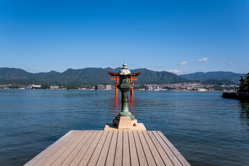 世界遺産・日本三景厳島神社大鳥居と灯籠　広島県廿日市市宮島