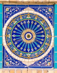 Naklejka premium Intricate blue and colorful tile design