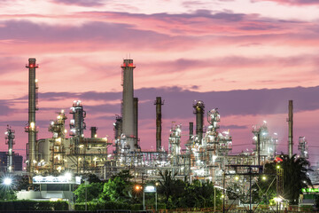 Obraz premium Oil refinery industry plant along twilight morning