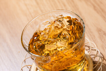 夏の冷たい麦茶に氷を入れる瞬間のしぶきが美しいドリンク