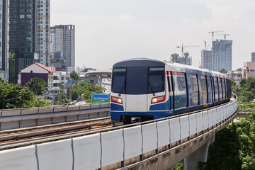 Naklejka premium Sky train in Bangkok with building