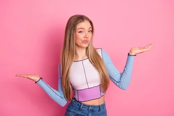 Gardinen Farbenfroh Charming young woman with long blonde hair posing in casual colorful top against pink background with playful expression  © deagreez