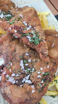 Cachopo de ternera con patatas fritas 