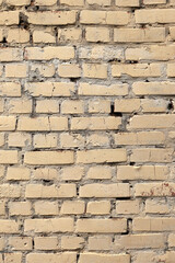 Obraz premium Texture of a weathered brick wall in a quiet urban location during daylight hours