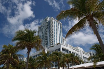 Fototapeta premium Contemporary Architecture of Miami Beach: A Fusion of Coastal Elegance and Urban Design