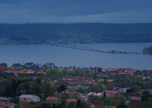 Utsiktsbild &ouml;ver &Ouml;stersund och Storsj&ouml;n fr&aring;n torn &ndash; mulen sommardag
Scenic View of &Ouml;stersund and Lake Storsj&ouml;n from Tower &ndash; Cloudy Summer Day