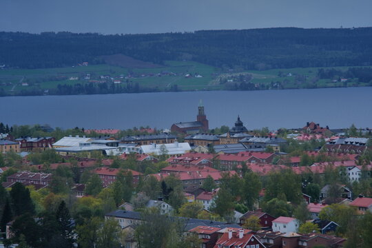 Utsiktsbild &ouml;ver &Ouml;stersund och Storsj&ouml;n fr&aring;n torn &ndash; mulen sommardag
Scenic View of &Ouml;stersund and Lake Storsj&ouml;n from Tower &ndash; Cloudy Summer Day