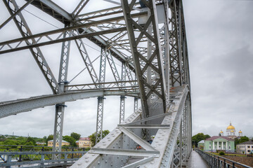 Fototapeta premium Metal arch bridge in the city of Borovichi, Russia.