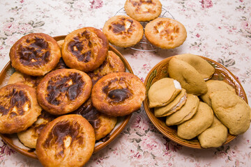 Homemade sochniki with cottage cheese and shangi lie on a tray.