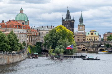 Fototapeta premium Paisaje urbano y río Moldava en Praga, República Checa