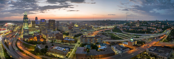 Obraz premium Cincinnati city in state of Ohio with brightly illuminated high skyscraper buildings in downtown district. American megapolis with business financial district at night