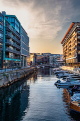 Serata al porto di Oslo, tra canali, edifici di architettura moderna e ristoranti prelibati