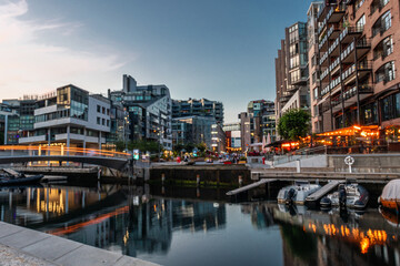 Serata al porto di Oslo, tra canali, edifici di architettura moderna e ristoranti prelibati
