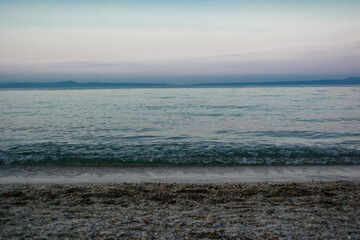 Meer und Küste, blaue Himmel, Anblick an Meer, kleine Welle ans Meer