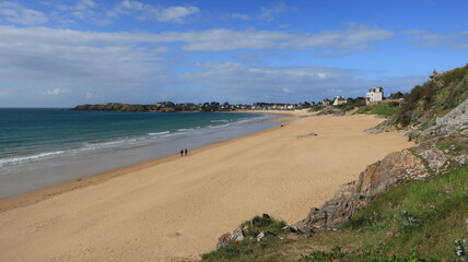 Paysage de côte et de mer à Saint-Malo en Bretagne, panorama sur la grande plage de sable fin du Minihic, la plage du Pont et la pointe de la Varde (France)