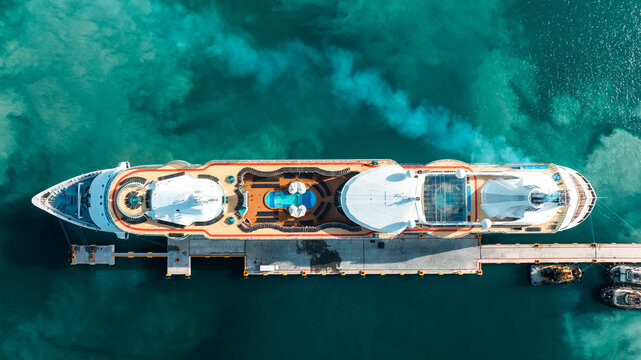 Crucero atracado en muelle tur&iacute;stico visto desde el aire