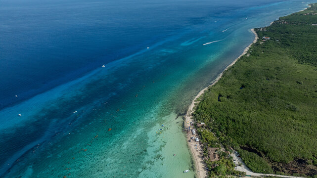 Vista a&eacute;rea cenital de playa tropical, mar turquesa y zona de manglares