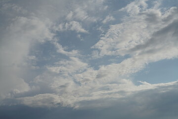 Schöner lebhafter Himmel mit vielen Wolken nach einem Regen