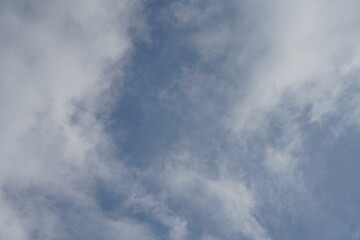 Schöner lebhafter Himmel mit vielen Wolken nach einem Regen