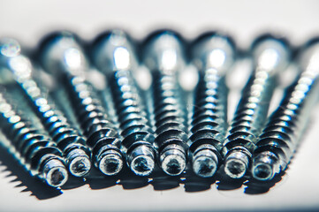 the eight screws on the thread side lie on the white table top