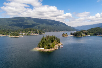 Obraz premium Scenic Islets on Indian Arm in North Vancouver, BC, Canada