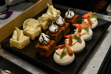 Primer plano rellena el encuadre de postres individuales coloridos